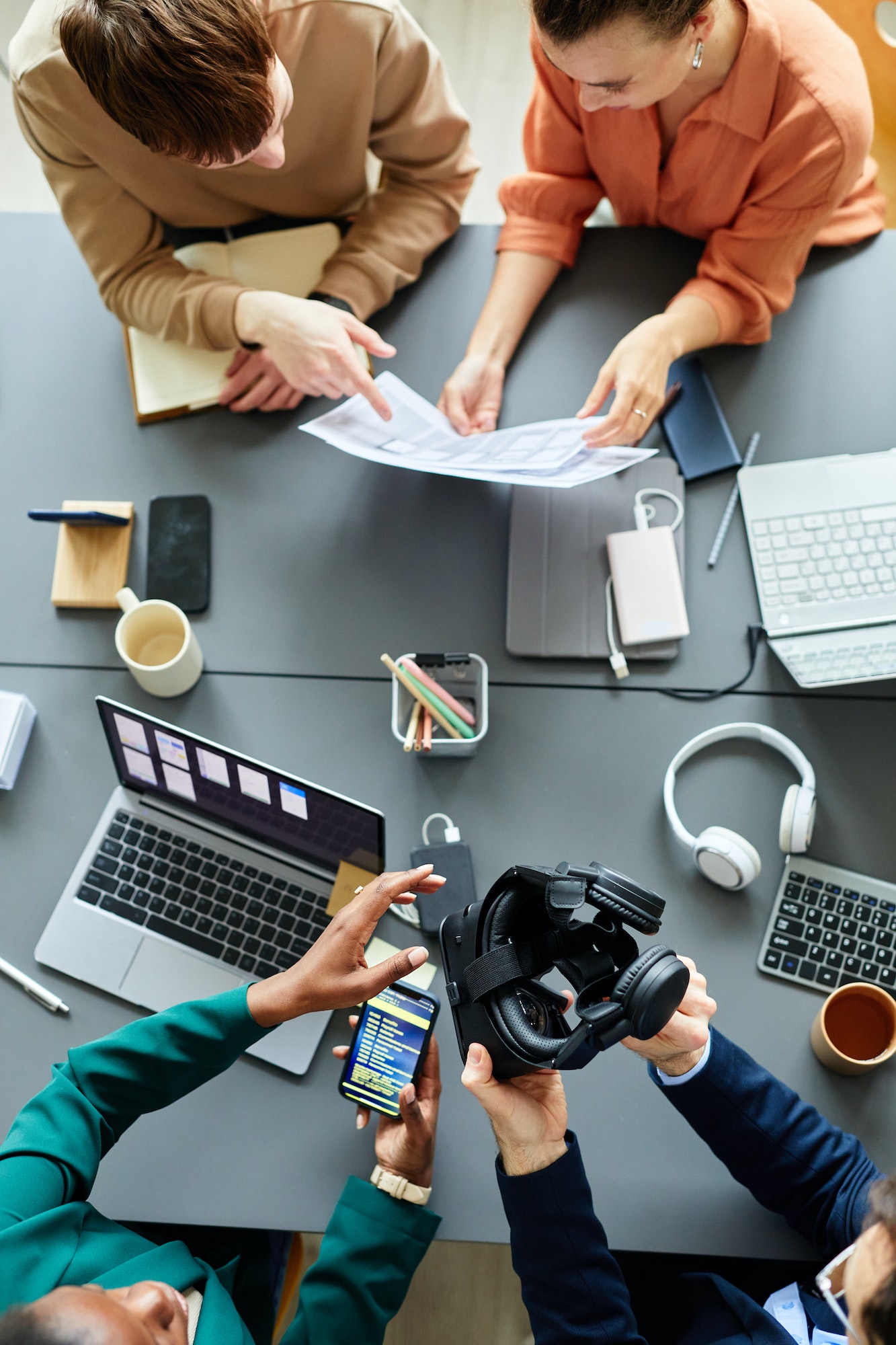teamwork-of-programmers-at-table-at-meeting.jpg